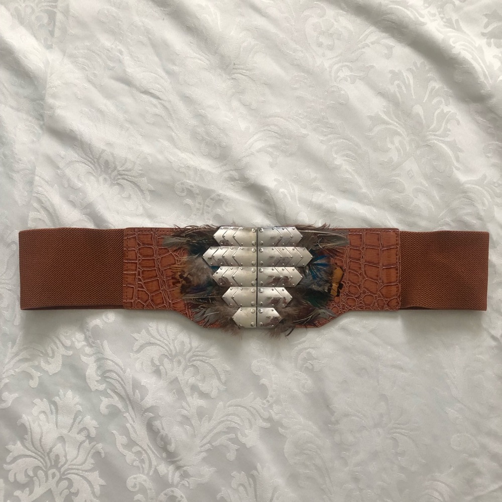 Elastic Highwaist Belt with Metal Clasp & Feathers